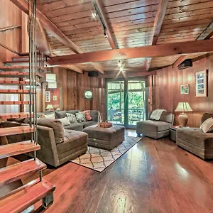 Tropical With Deck, Hot Tub And Lush Scenery! Holiday home